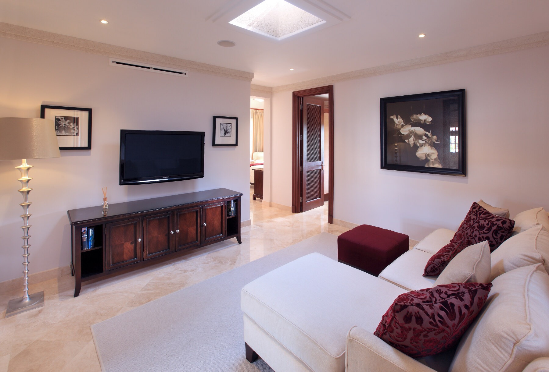 OCEAN DRIVE 12 MASTER BED SITTING ROOM