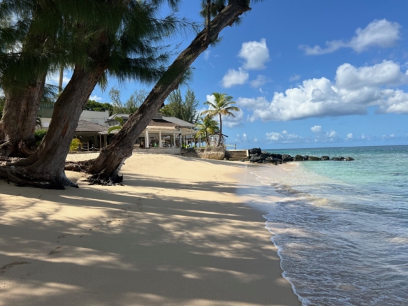 Feature Holetown beach