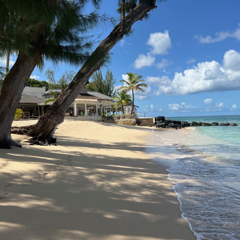 Feature Holetown beach